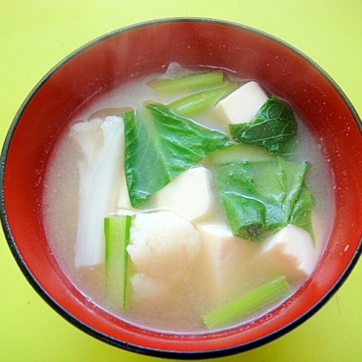 豆腐とカリフラワー小松菜の味噌汁